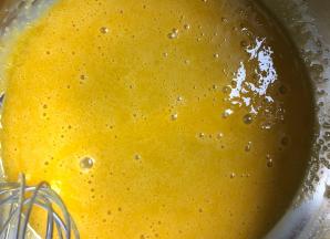 蛋黄中加入10克糖拌匀