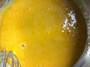 蛋黄中加入10克糖拌匀