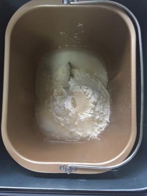 高、低筋面粉，酵母，清水，鸡蛋液到倒入搅拌桶，揉成光滑面团时放入28g室温软化黄油揉成能拉伸出膜即可