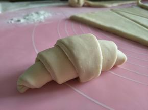 再切成底部10cm长的等腰三角形，
从底部开始卷起，摆入烤盘。
28度，发酵2小时。