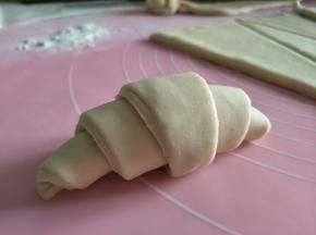 再切成底部10cm长的等腰三角形，
从底部开始卷起，摆入烤盘。
28度，发酵2小时。