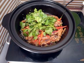 撒适量芝麻，铺上香菜，慢慢保温