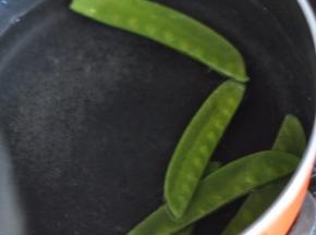 将荷兰豆煮至变色捞出。