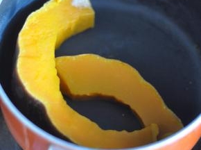 南瓜也煮熟，晾凉备用。