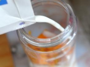 将南瓜取一部分放入料理机中，加入牛奶。