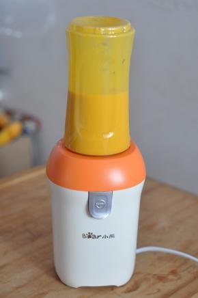 用料理机打成奶昔状。