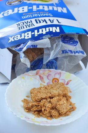 将即食麦片取出，掰成块状。