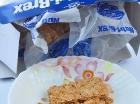 将即食麦片取出，掰成块状。