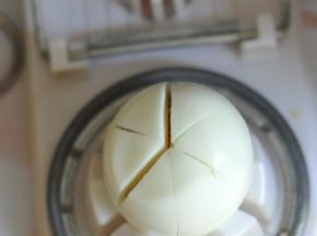 鸡蛋切成瓣状。