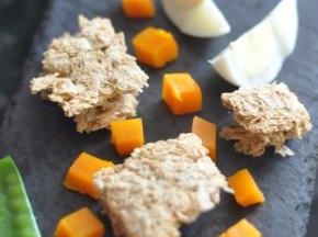 将荷兰豆和鸡蛋也摆在上面。