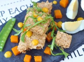 麦片表面摆放一些生菜丝，再用吸管提取些南瓜奶昔，以点状挤在沙拉表面，杯装的奶昔也放在石板上，放一块麦片，以示可以将麦片蘸取奶昔食用。