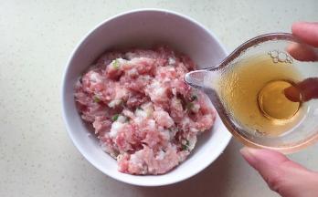 把肉馅放碗里，倒入料酒