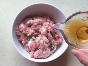 把肉馅放碗里，倒入料酒