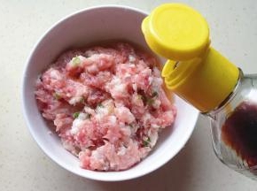 倒入生抽