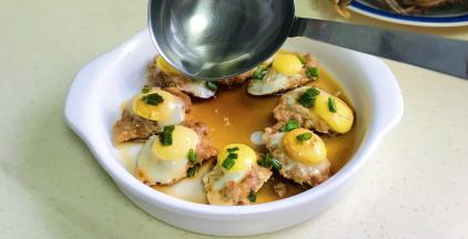 锅里熬少许油，淋上去