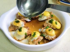 锅里熬少许油，淋上去