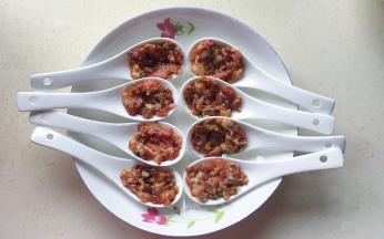 把肉馅放进勺子里，稍加压紧