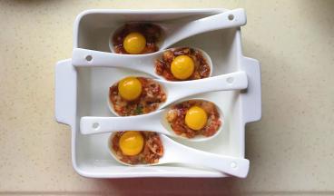 打上鹌鹑蛋，勺子最好能架起来