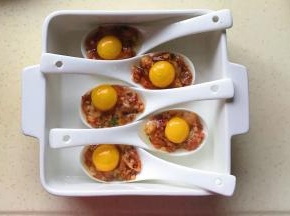 打上鹌鹑蛋，勺子最好能架起来