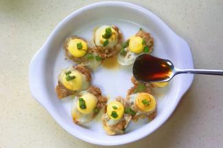 蒸熟的鹌鹑蛋抠出装盘，把蒸好的汤汁淋在上面