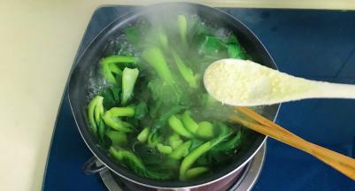 锅里把小青菜烫熟，放入盐、鸡精调味