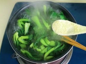 锅里把小青菜烫熟，放入盐、鸡精调味