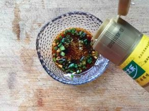 最后倒入麻油