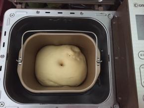 在面包机中发酵，发酵到两倍大，戳洞不回缩即发酵完成