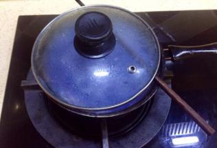 小火，放一根筷子再放锅盖