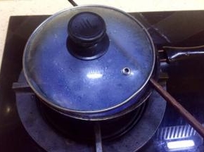 小火，放一根筷子再放锅盖