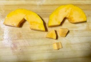 南瓜去皮，挖蕊不要