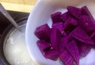 水开后，放入紫薯