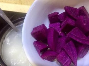 水开后，放入紫薯