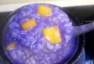 再煮10分钟左右南瓜也煮耙了，稀饭也粘稠了，关火