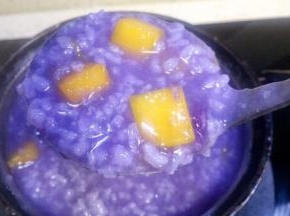 再煮10分钟左右南瓜也煮耙了，稀饭也粘稠了，关火