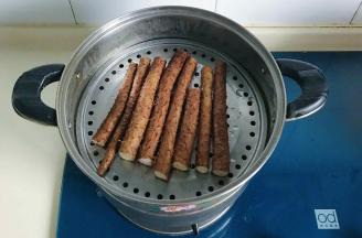 山药洗净锅里蒸熟