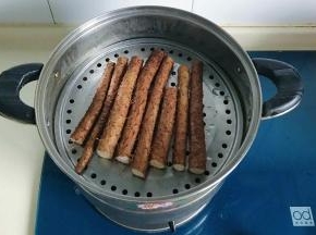 山药洗净锅里蒸熟