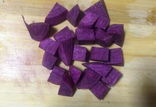 紫薯去皮切丁