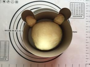 排气揉圆，分出两份，我一份分了35克，放耳朵，