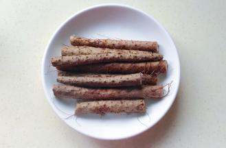 取出蒸熟的山药