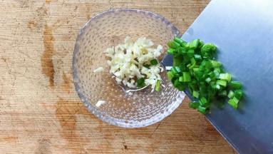 切好蒜末、葱花，放进干净容器中