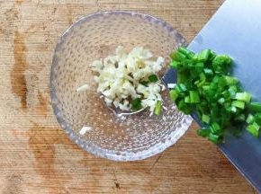 切好蒜末、葱花，放进干净容器中