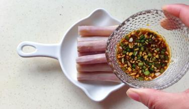 淋上调好的酱汁