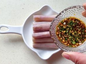 淋上调好的酱汁