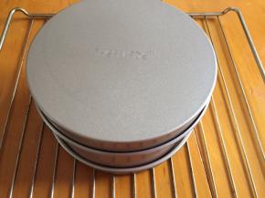 盖上盖子，放入预热好的烤箱160度，中层30分钟