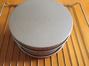 盖上盖子，放入预热好的烤箱160度，中层30分钟