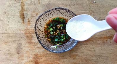 倒入生抽、香醋、白糖、鸡精