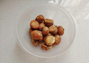 然后先剥去外壳；