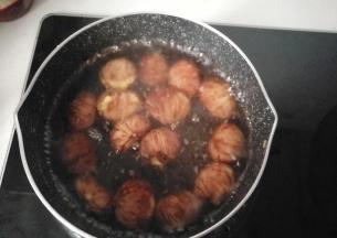 再在锅中烧适量热水，水开后放入毛栗子烫上几十秒钟后关火；（开水烫后很容易去除毛壳）