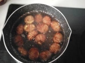 再在锅中烧适量热水，水开后放入毛栗子烫上几十秒钟后关火；（开水烫后很容易去除毛壳）